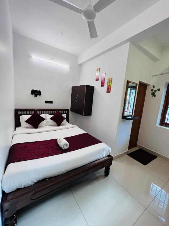 Postel nebo postele na pokoji v ubytování THE LUXE HOTEL, ECR ROAD, NEAR Serenity Beach, Pondicherry - JR Groups