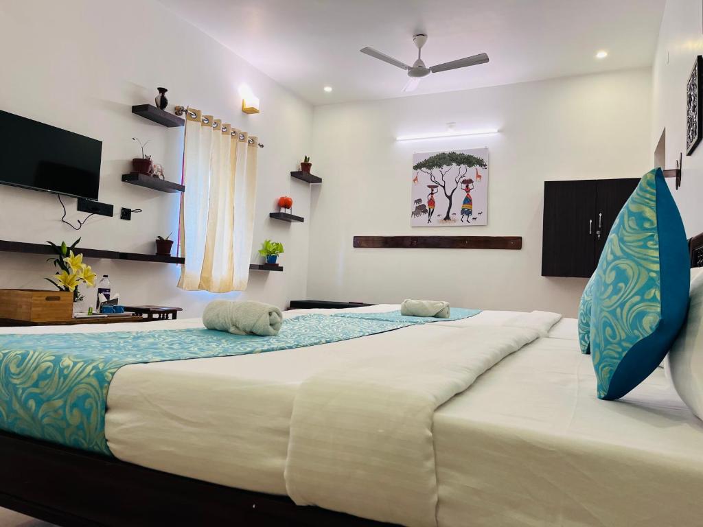 Postel nebo postele na pokoji v ubytování THE LUXE HOTEL, ECR ROAD, NEAR Serenity Beach, Pondicherry - JR Groups