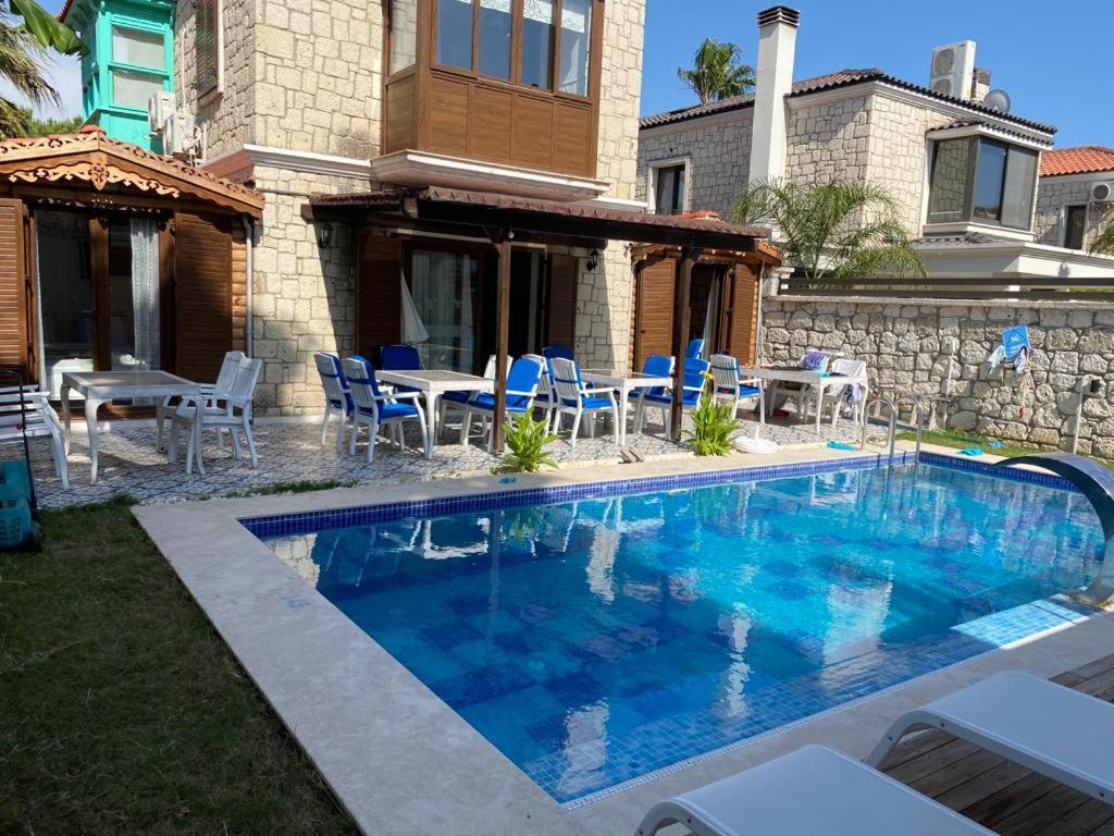 a swimming pool in the backyard of a house at Aral Turkuaz in Cesme