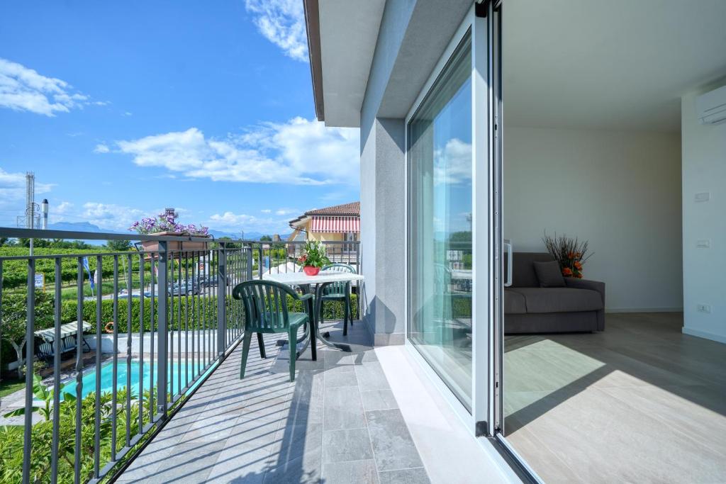 een balkon met een tafel en stoelen en uitzicht bij Appartamenti da Mirella in Lazise
