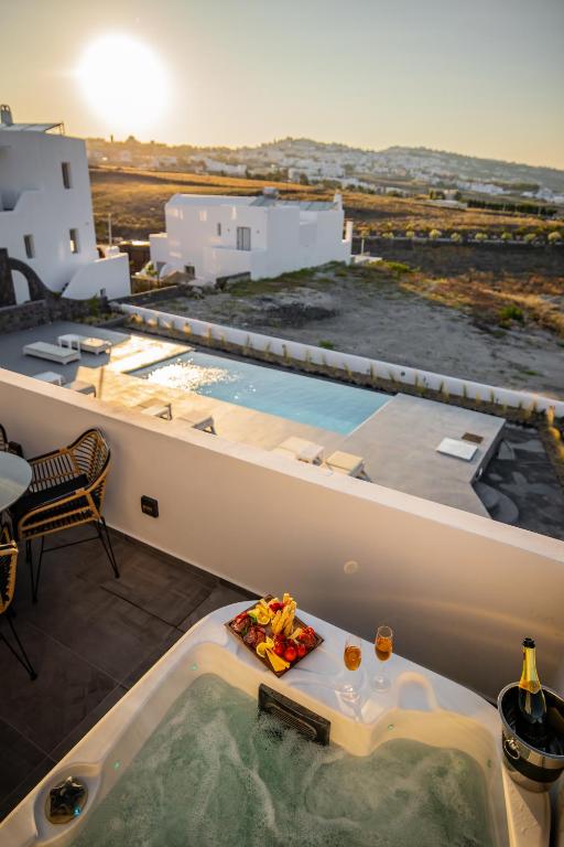 Bazén v ubytování Bonsai Luxury Suites nebo v jeho okolí