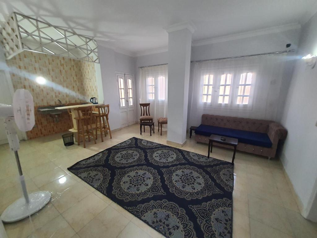 een woonkamer met een bank en een tapijt bij ميرفيز هاوس Murphy's House in Hurghada