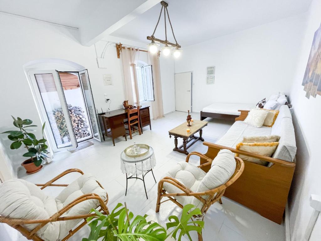 The Pigeons House, Melidhónion (updated prices 2024)