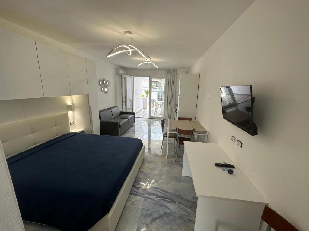 um quarto com uma cama e uma sala de estar em Infinity Residence con Parcheggio em Porto Cesareo