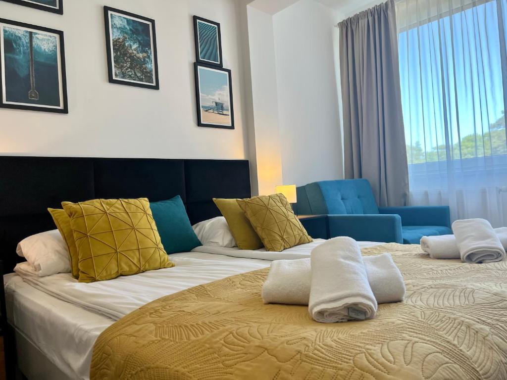 pokój hotelowy z 2 łóżkami i ręcznikami w obiekcie Apartamenty Planeta Mielno 100 m od plaży w mieście Mielno