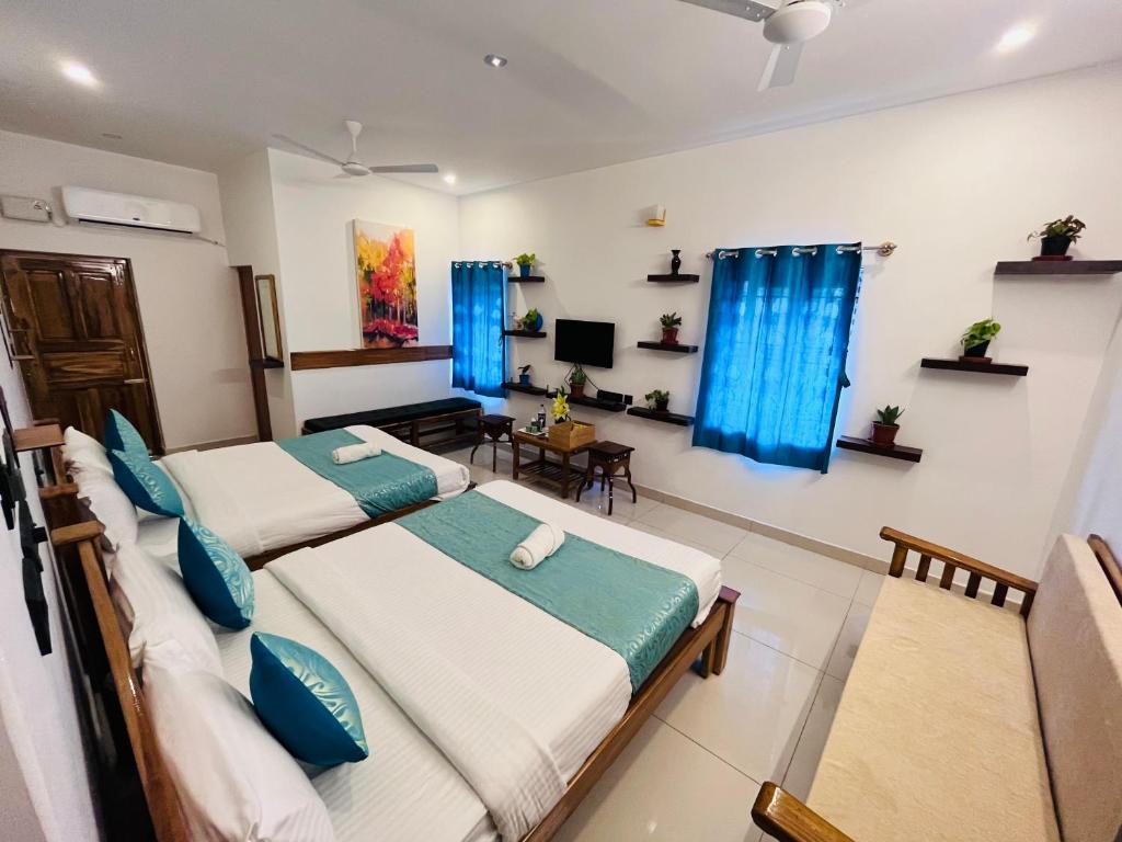 Postel nebo postele na pokoji v ubytování THE LUXE HOTEL, ECR ROAD, NEAR Serenity Beach, Pondicherry - JR Groups