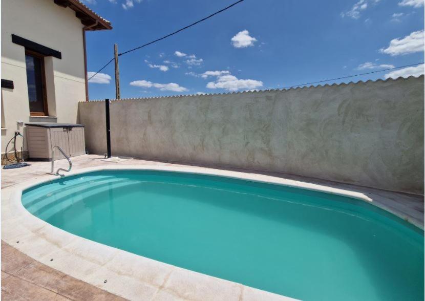 Bazén v ubytování Casa Rural Villa Cárcavas nebo v jeho okolí