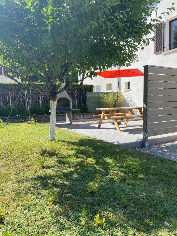 Vonkajšia záhrada v ubytovaní Maison chaleureuse au cœur du village Raddon