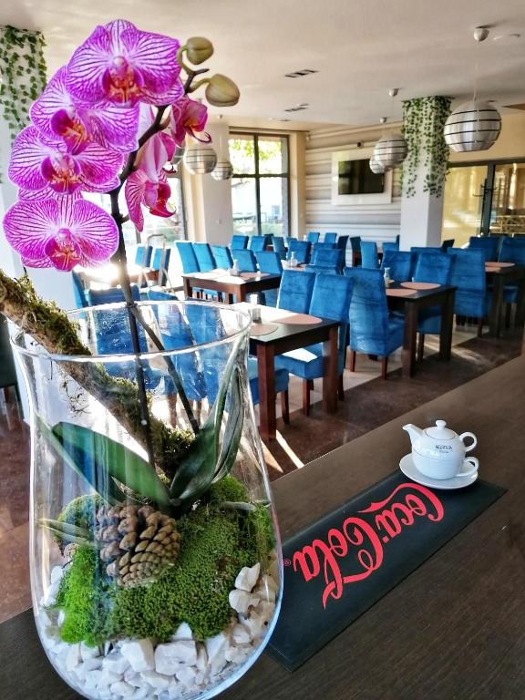 Reštaurácia alebo iné gastronomické zariadenie v ubytovaní Apartamenty Planeta Mielno 100 m od plaży