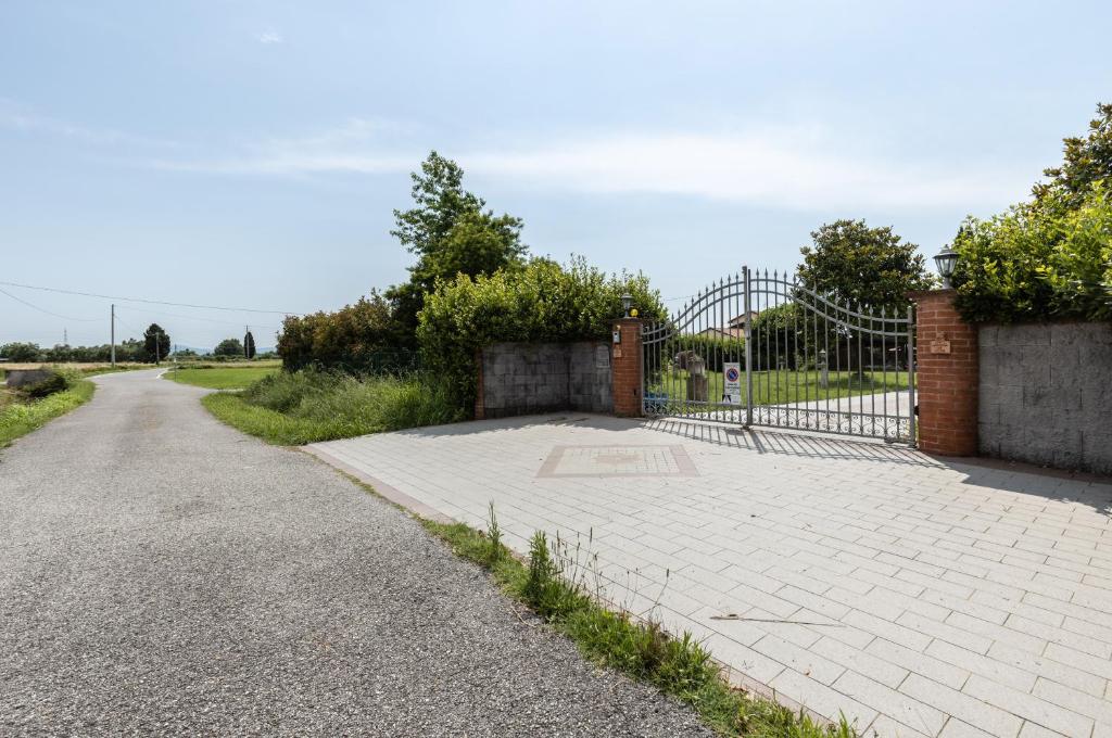 Fotografie z fotogalerie ubytování Countryside Apt with Swimming Pool and Parking v destinaci Cascina