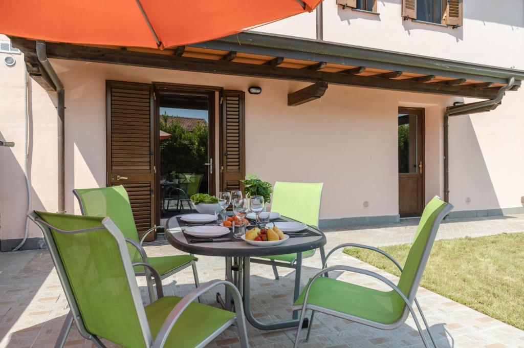 Patio nebo venkovní prostory v ubytování Countryside Apt with Swimming Pool and Parking
