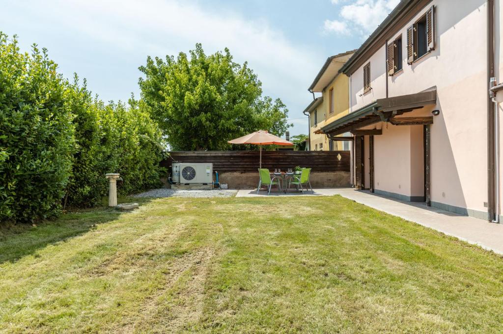 Zahrada ubytování Countryside Apt with Swimming Pool and Parking
