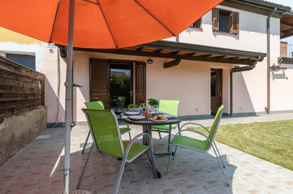 Patio nebo venkovní prostory v ubytování Countryside Apt with Swimming Pool and Parking