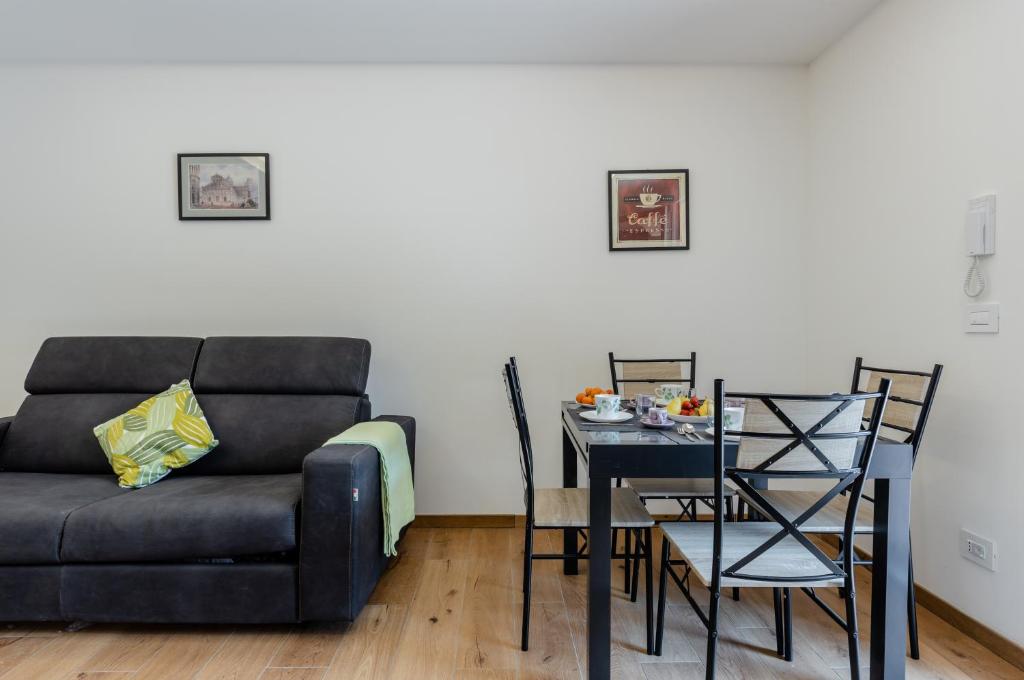 Posezení v ubytování Countryside Apt with Swimming Pool and Parking
