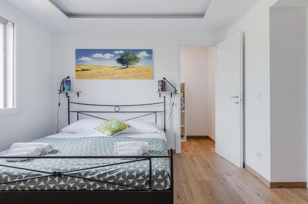 Postel nebo postele na pokoji v ubytování Countryside Apt with Swimming Pool and Parking