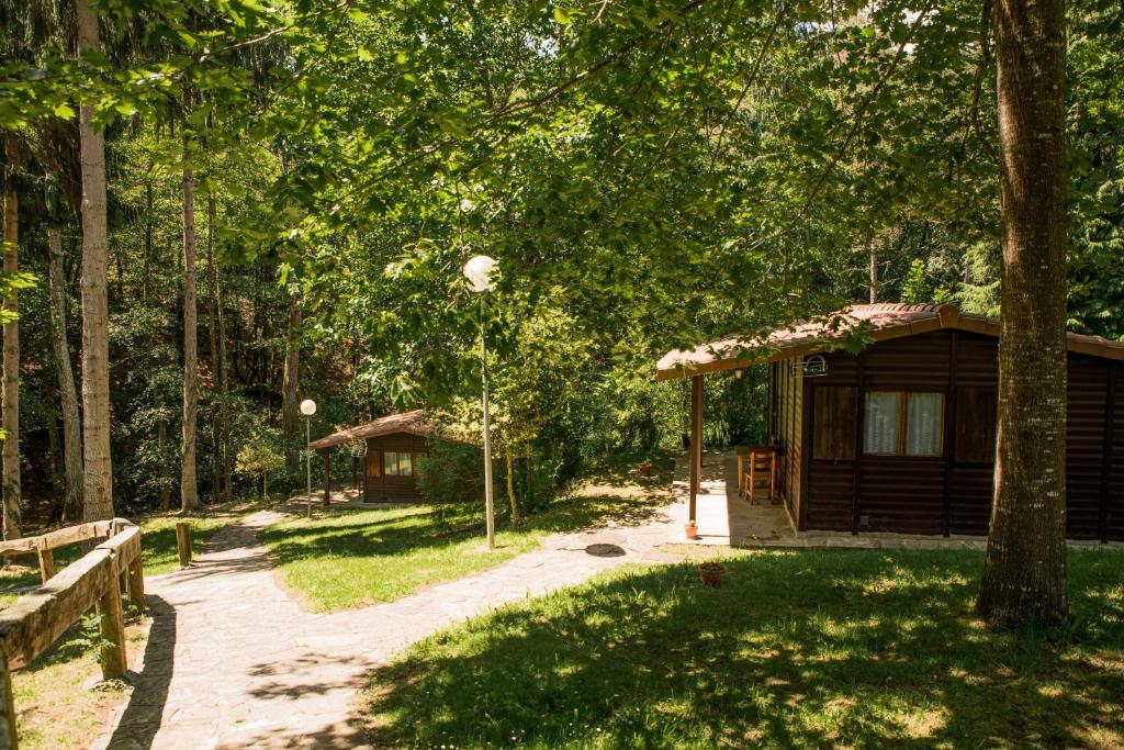 a cabin in the woods with a pathway and trees at Gaztainuzketa Mendi Etxeak in Leintz-Gatzaga