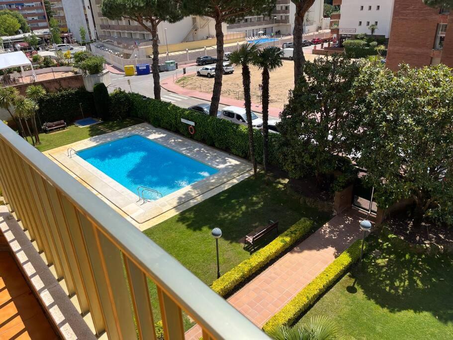 einen Balkon mit Poolblick in der Unterkunft Nice new flat near the beach in Lloret de Mar