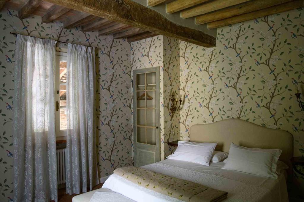 a bedroom with two beds and a window at Villino di Porporano in Parma