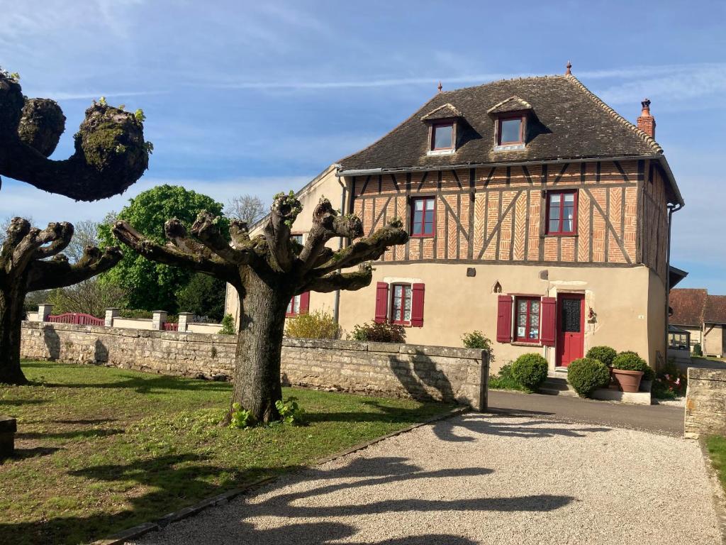 een huis met een boom ervoor bij Jan's place in Burgundy in Écuelles
