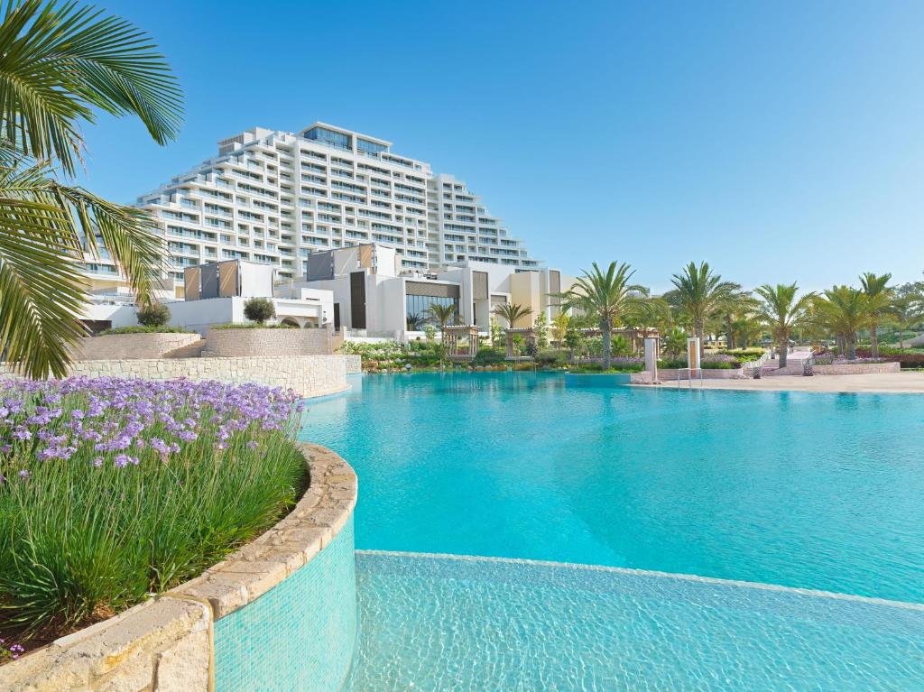una grande piscina di fronte a un hotel di City of Dreams Mediterranean - Integrated Resort, Casino & Entertainment a Limassol