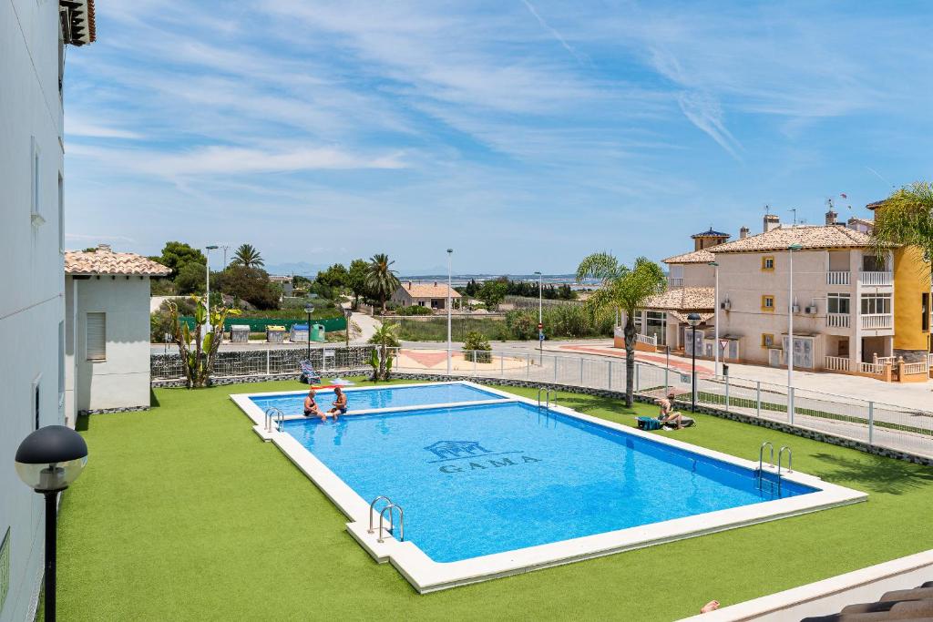 een afbeelding van een zwembad in een gebouw bij Playa del Pinet Apartment in La Marina