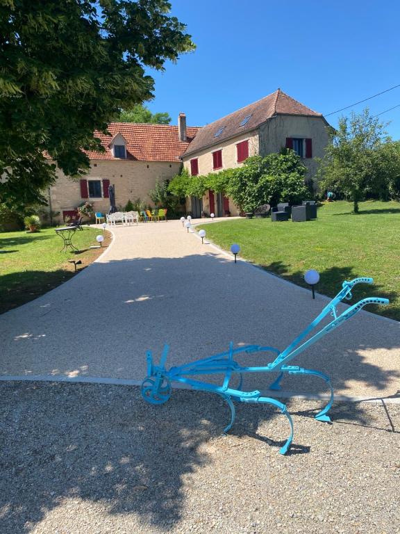 a statue of a blue crab sitting in the middle of a driveway at Le Domaine du Gravier in Gramat
