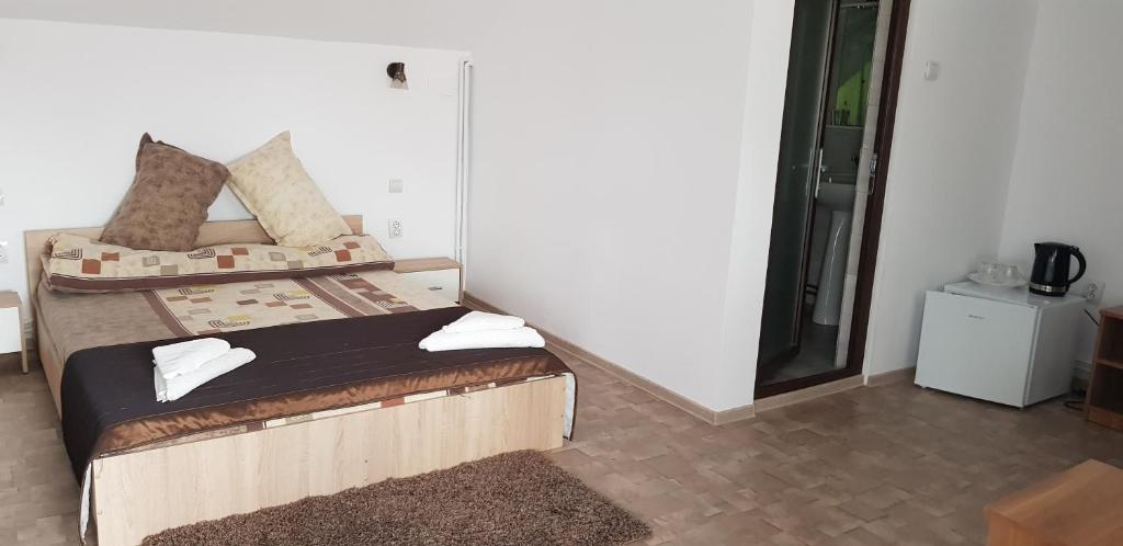 Postel nebo postele na pokoji v ubytování Pensiunea Magnolia din Tismana