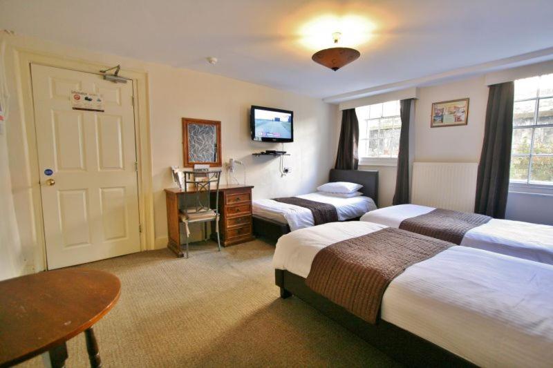 Postel nebo postele na pokoji v ubytování Central Hotel Cheltenham by Roomsbooked