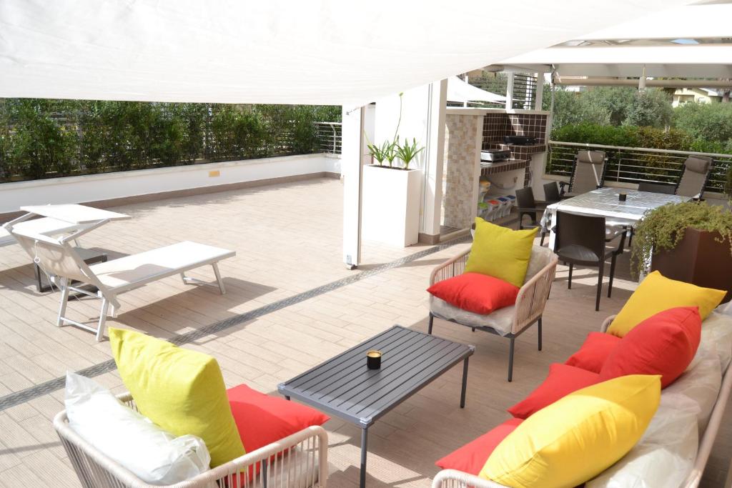 un patio con divano, sedie e tavolo di Il Terrazzo 40 metri dal mare a Giulianova