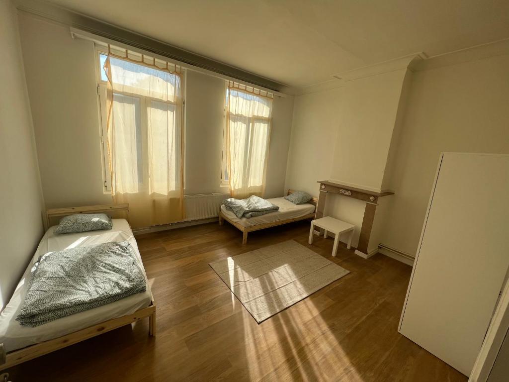 een kamer met 2 bedden en een bureau. bij Bkenkember Apart in Antwerpen