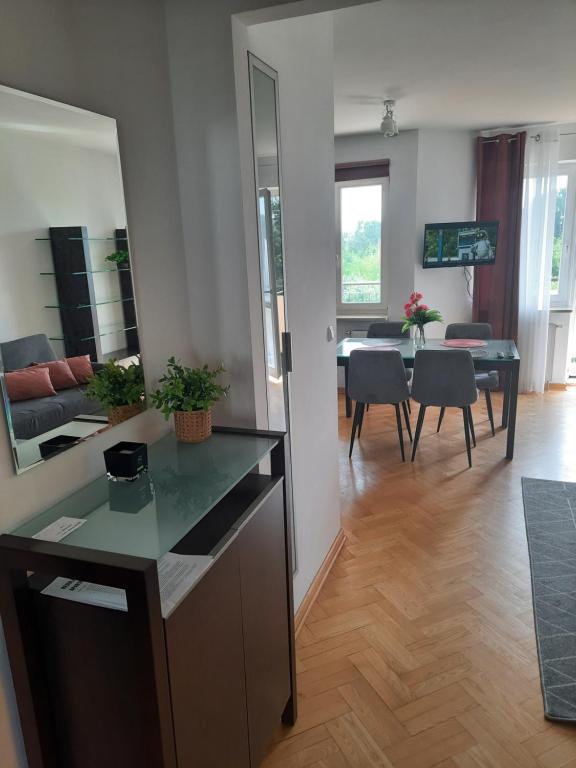 een woonkamer met een tafel en een eetkamer bij Słoneczny Apartament Bluszczańska in Warschau