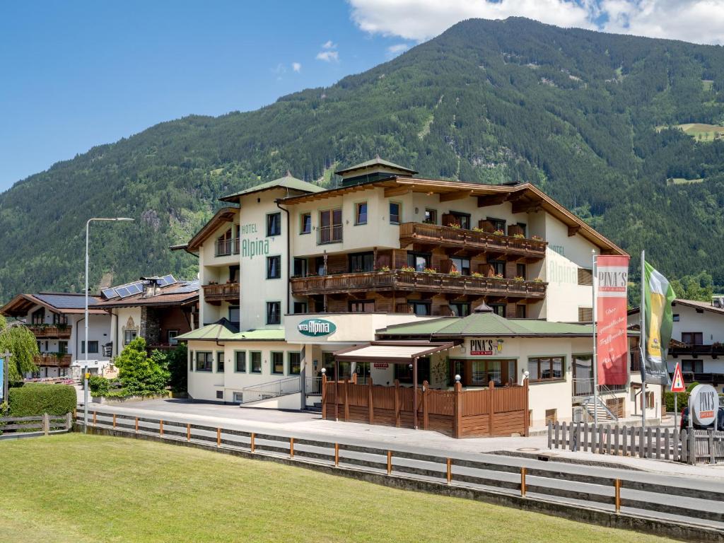 ein großes Gebäude vor einem Berg in der Unterkunft Hotel Alpina in Ried im Zillertal