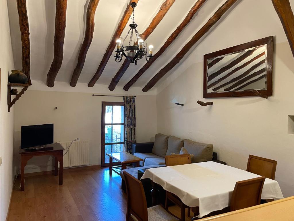 Televízia a/alebo spoločenská miestnosť v ubytovaní Casa Rural Aras Apartamentos Turísticos
