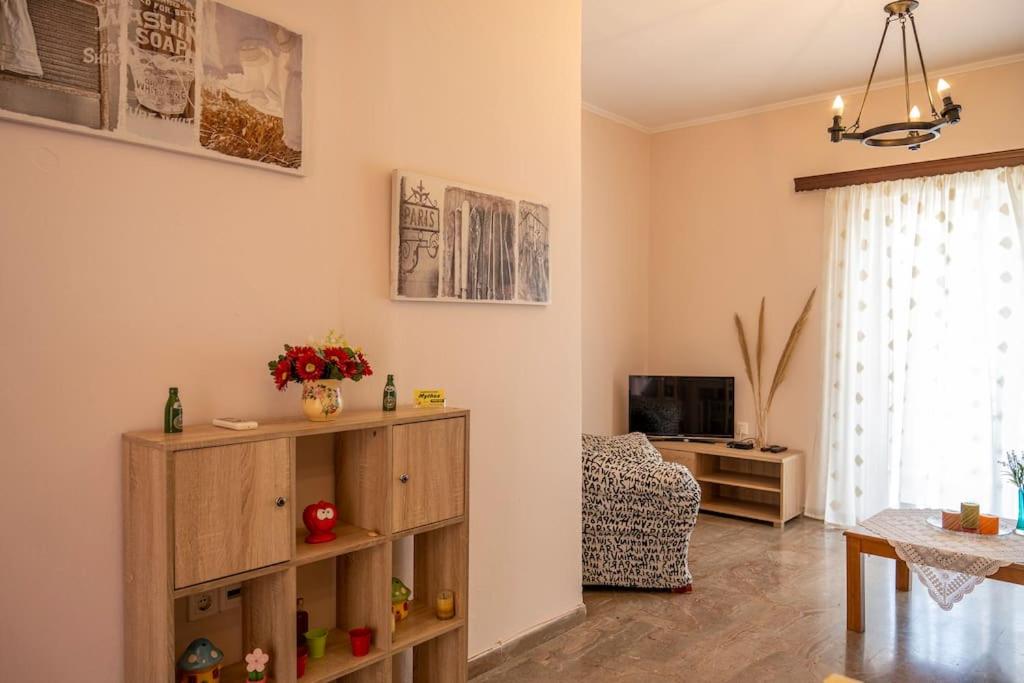TV a/nebo společenská místnost v ubytování Mythos House