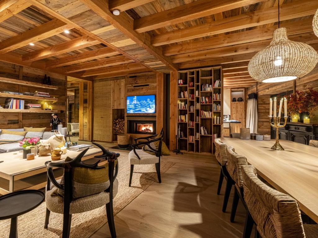 TV a/nebo společenská místnost v ubytování Superbe ferme rénovée en chalet de luxe en PLEINE NATURE