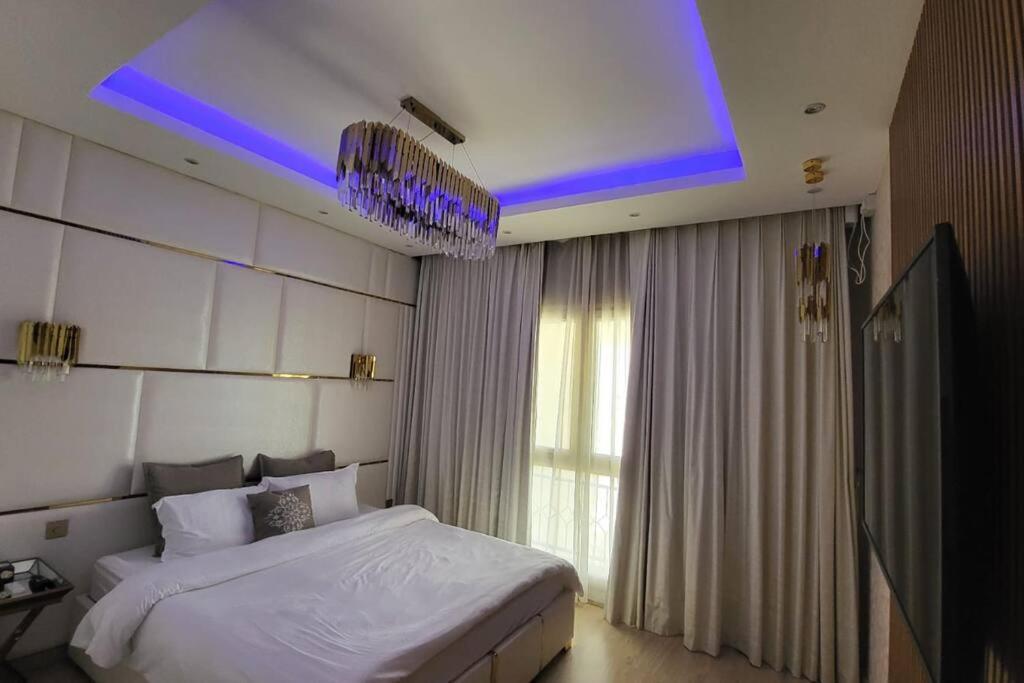 Stylish one Bedroom Apartment with full golf views