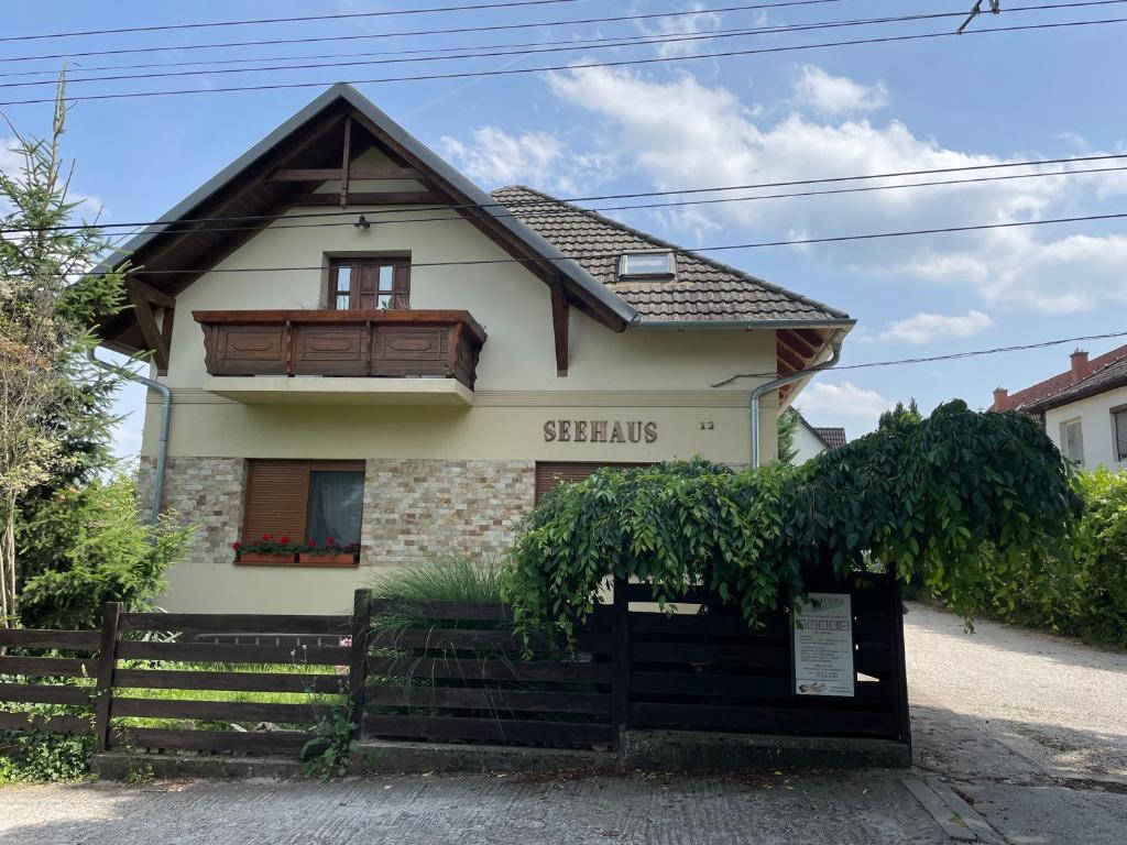 a house with a sign that says steals at See Haus - Podmaniczky Szállás, Bor, Balaton in Balatonföldvár