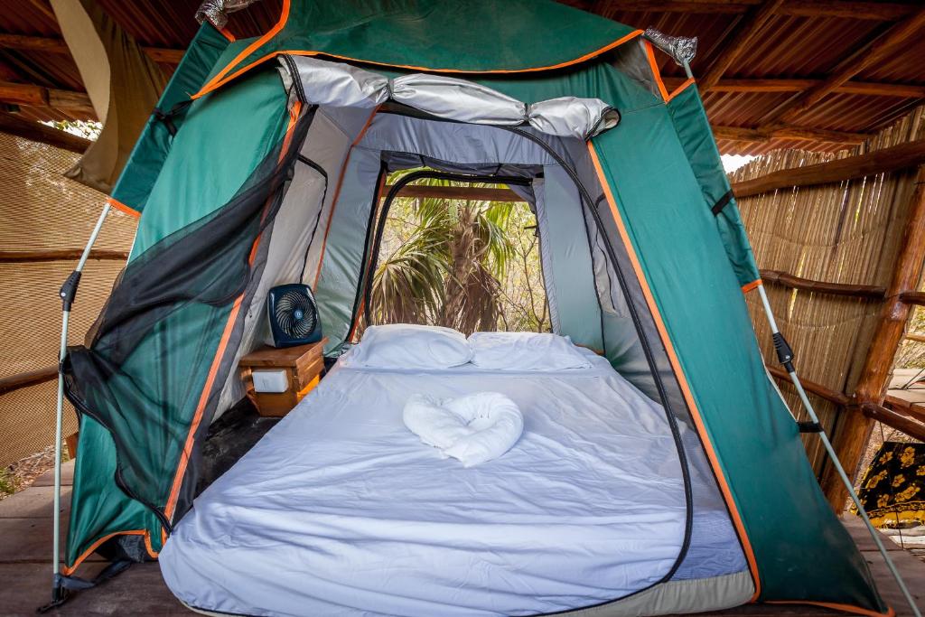 Tienda con cama en forma de corazón en Skycamp Camping Holbox en Holbox Island