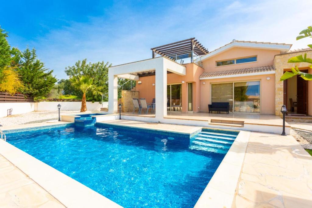 una piscina frente a una casa en Villa Thalassa, en Lachi