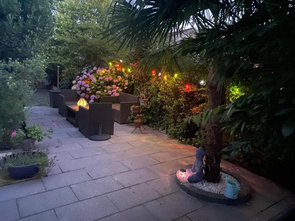 a garden with a bunch of flowers and lights at Zénitude et proximité in Billère