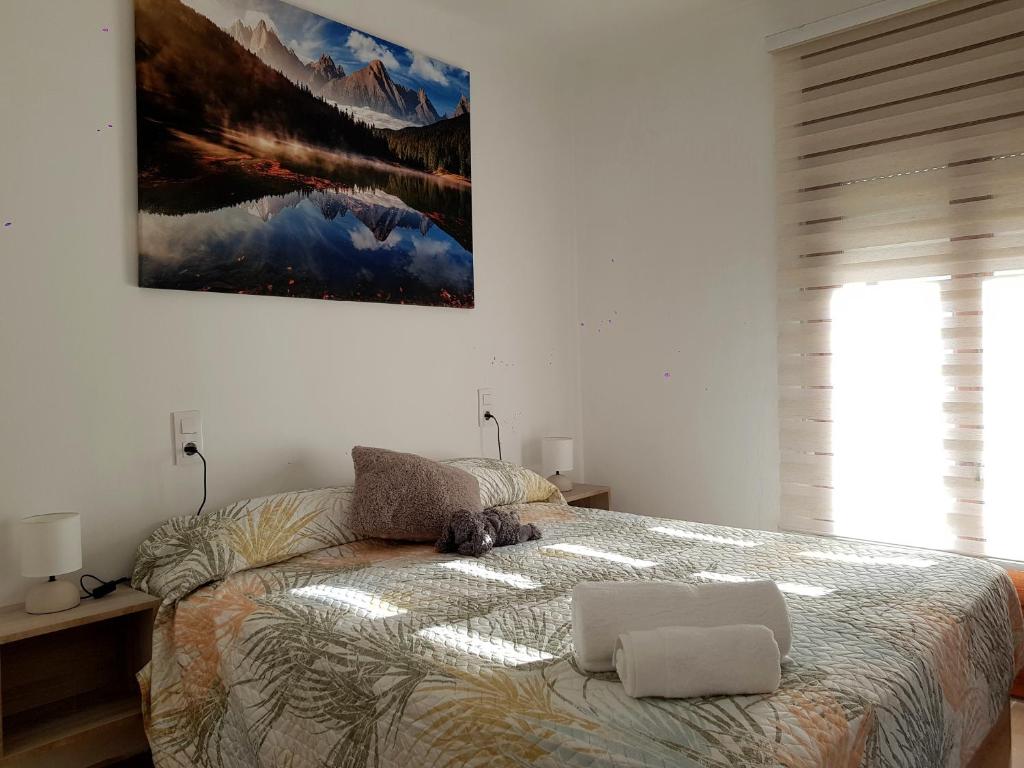 1 dormitorio con 1 cama con 2 ordenadores portátiles en Fantàstic Pis a Oliana Alt Urgell Lleida Wifi, en Oliana
