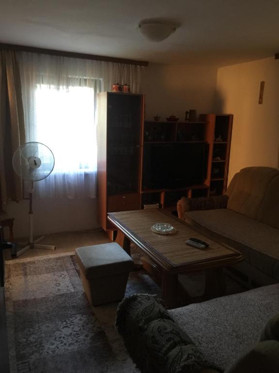 uma sala de estar com um sofá e uma mesa de centro em Dolores em Tešanj