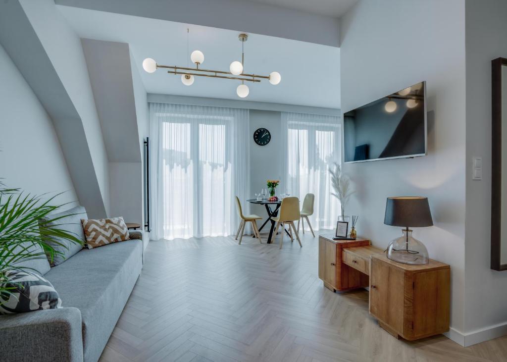 un salon avec un canapé et une table dans l'établissement Apartament w sercu Wrocławia, garaż, 5min do Rynku, à Wrocław