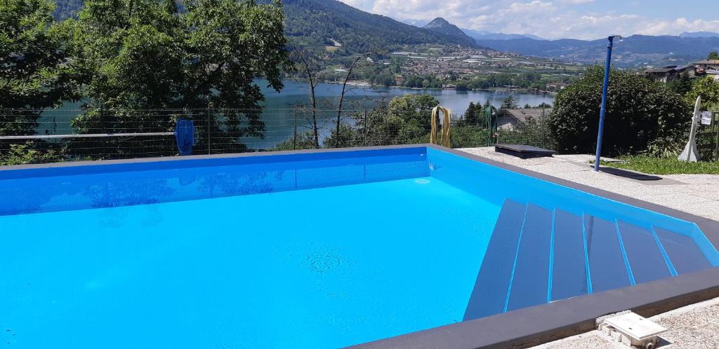 - une piscine bleue avec vue sur le lac dans l'établissement Serenity Escapes - Caldonazzo Lake, à Tenna 