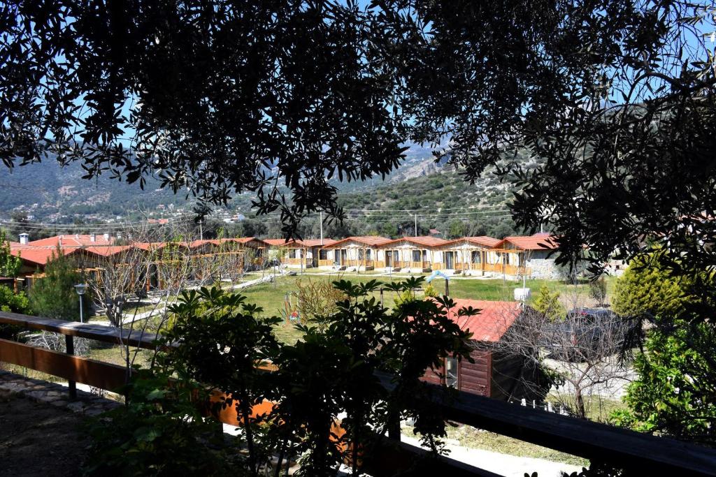 - une vue sur une maison avec une cour dans l'établissement Begonvillage Tatil Evleri, à Datça