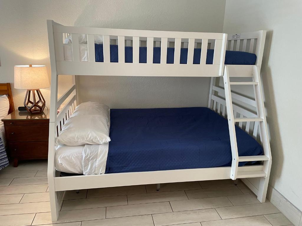 Heated Pool, Bunk Beds, King Bed, Huge TV, Marina, Tiki Bar, Sarasota  (updated prices 2026), image size:1024x768