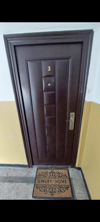 Fotografie z fotogalerie ubytování 3 Rooms Apartment, Top Center, 1st Floor, AUBG, WiFi, PC i5 SSD, Tablet, AndroidMiTvBox, 3 LED TVs 200 Channels, Long Terrace, Self-Easy-Late Check-in, Stay Before Greece v destinaci Blagoevgrad