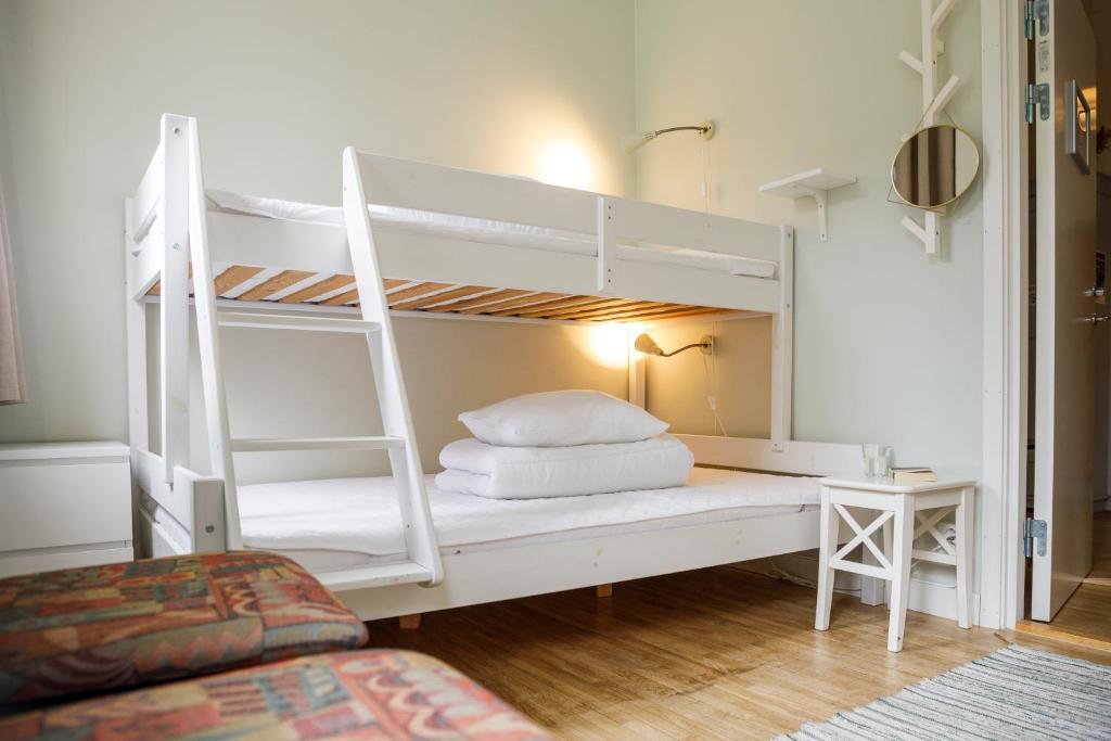 Postel nebo postele na pokoji v ubytování Kalvs Skolhus