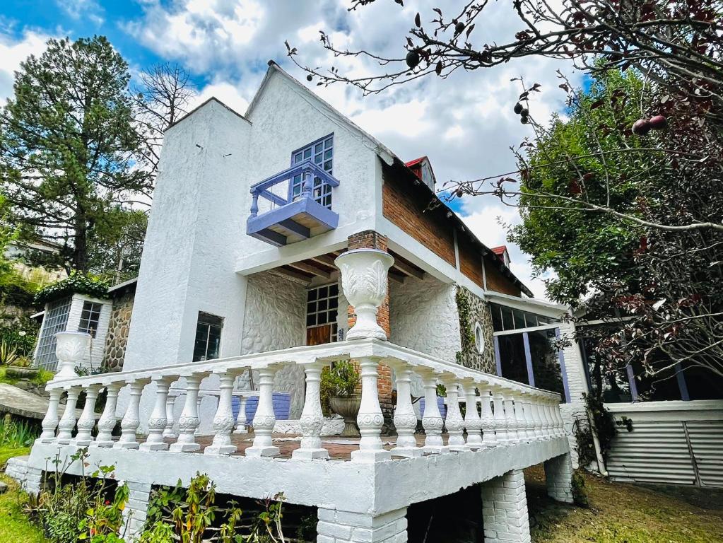 Casa bianca con balcone e scala di Villa Ledezma a Villa del Carbón