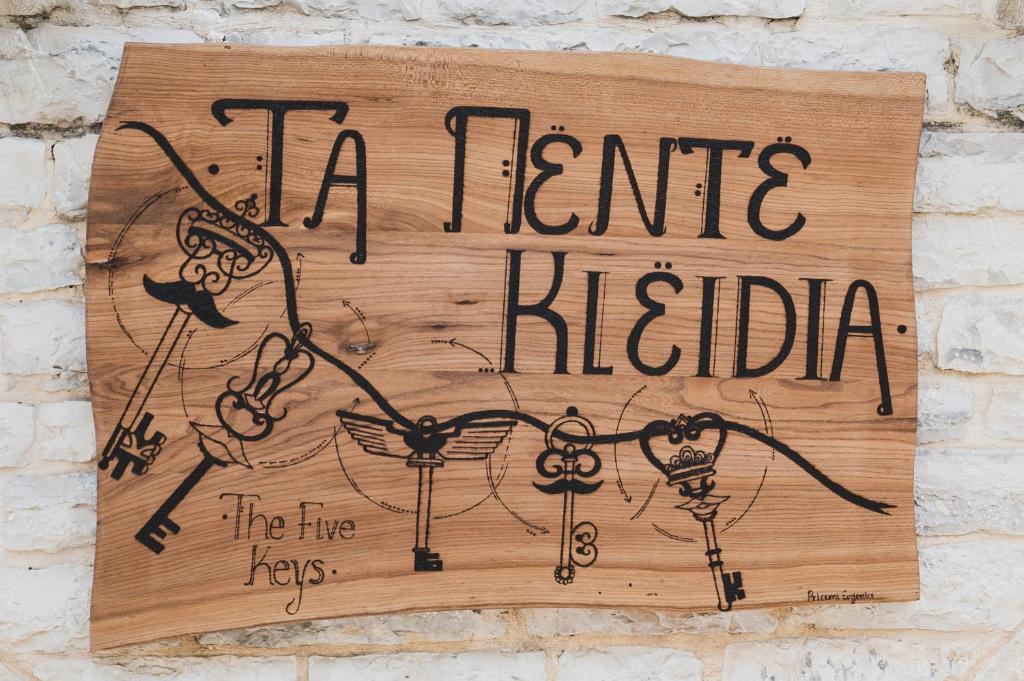 Certifikát, hodnocení, plakát nebo jiný dokument vystavený v ubytování The five keys